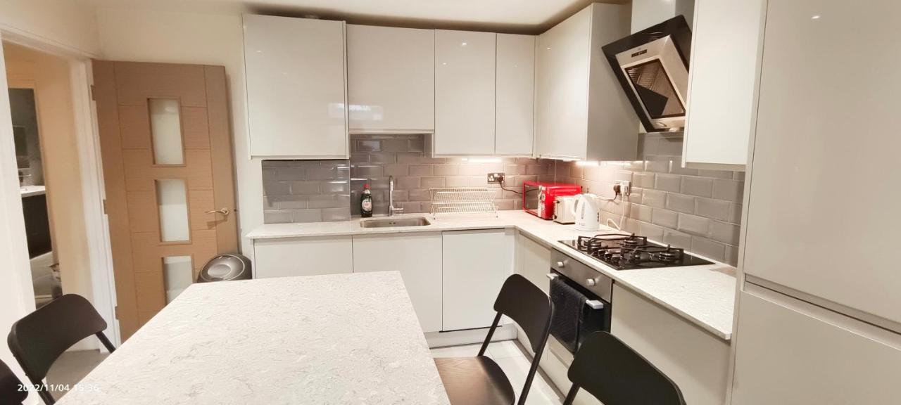 First Floor Flat 1 Northwood Apartment Лондон Екстериор снимка