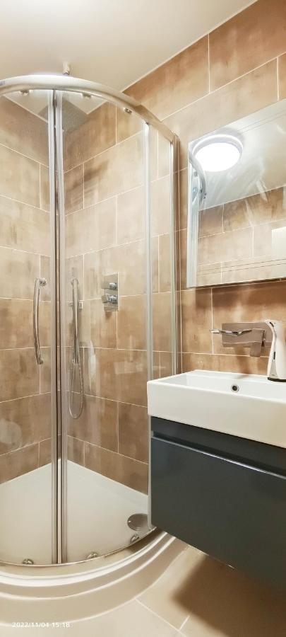 First Floor Flat 1 Northwood Apartment Лондон Екстериор снимка